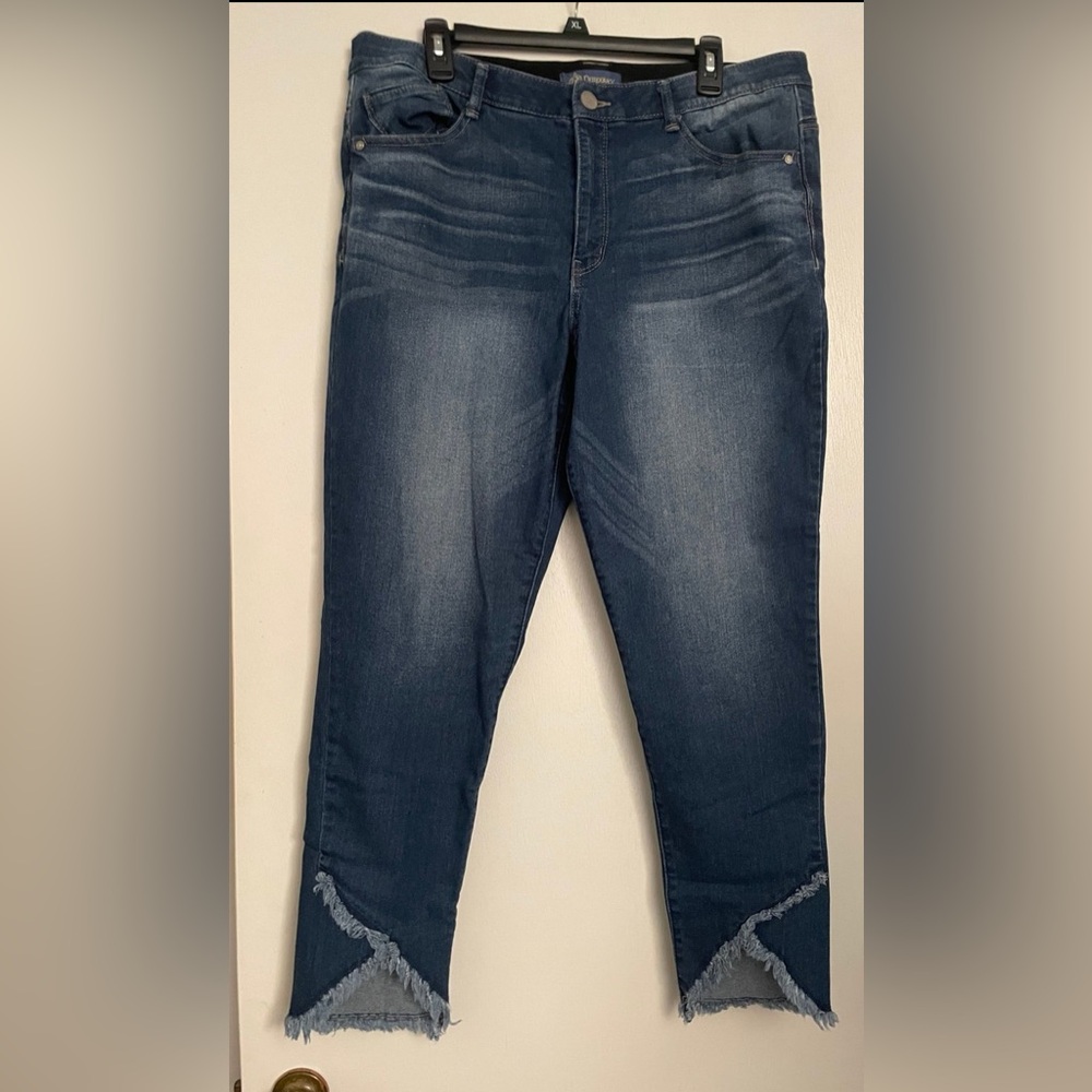 Jeans democracy size 16 “Ab” Solution Size 16 B1965QNSH 28” inseam frayed ankle